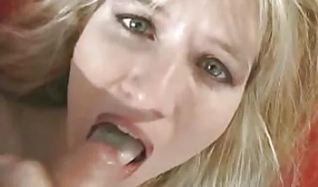 Blonde câlins dans le beau video x gratuit arab jardin