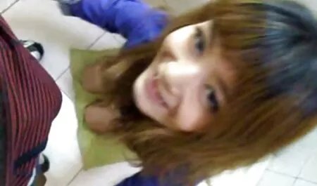 Mature femme montre la chatte, sans culotte upskirt et se film x arab branle avec ses doigts