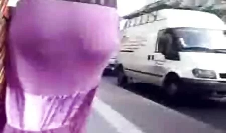Une jeune brune de la violence et entiché avec un homme à un casting porno film arabe x