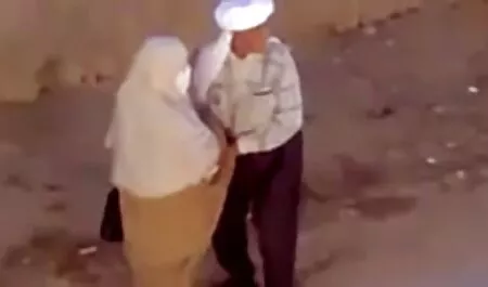 Mature star du film x en arab porno en lingerie de luxe se fait baiser dans le cul avec un homme