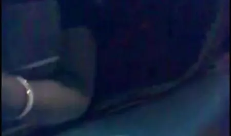 La star du Porno film porno x arabe aux teintes foncées obtient son phallus Humpy dans sa chatte