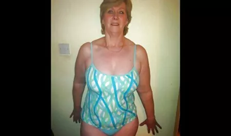 Mec chauve parfait baise une jeune film x en arabe blonde aux gros seins sur le lit