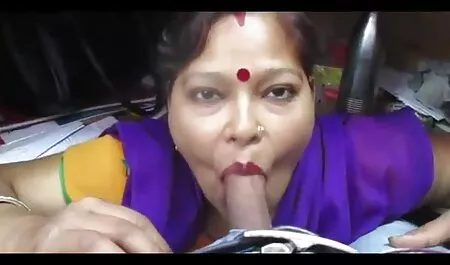 La chatte d'une femme mature avec des lunettes éjacule violemment de l'insertion film x arabe amateur d'un gros gode