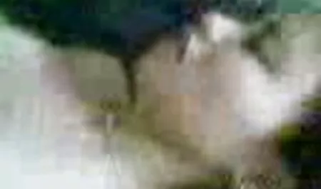 Jeune couple film x arab russe vacances d'été sur le lac désert