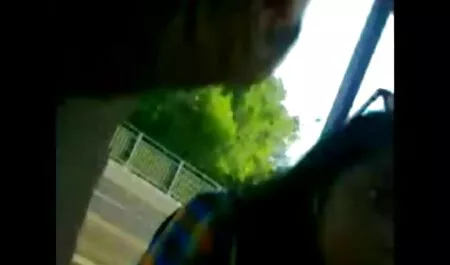 Jeune blonde assise sur une balançoire et sa soeur avec un film pornographique arabe faux