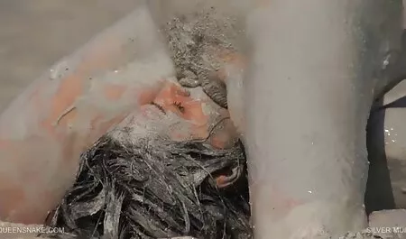 La chatte ouvre l'accès au vibromasseur à travers le x arabe film trou de ta culotte déchirée