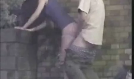 Fille descend les escaliers et film pornographique arabe bondit sur la bite