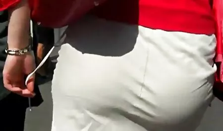 La foule des hommes dans les théâtres de film arabe porno gratuit drainage de sperme sur le visage d'une femme mature