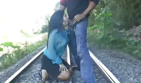 Une femme mature dans un corset baise avec deux amants et obtient un poing dans film x hijab sa chatte