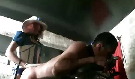 Brunette teen les films x en arabe avec de petits seins suce sa bite sur le canapé