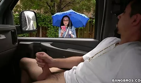 Une jeune femme, noir habile séduire un homme film x arab hijab blanc à baiser dans tous les trous