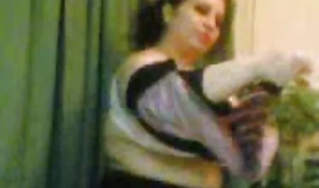 Un jeune couple film porno x arabe s'amuse avec enthousiasme à la musique :)