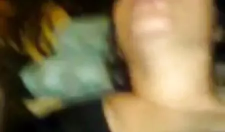 Une femme noire mature prend du sperme qui coule de sa chatte sur ses doigts et elle l'a envoyé dans sa filme x arabe bouche
