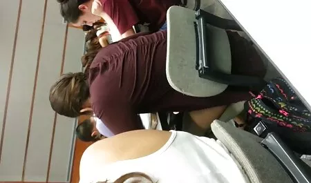 Une jeune fille avec un film x en arabe bandeau et les mains liées avec un homme