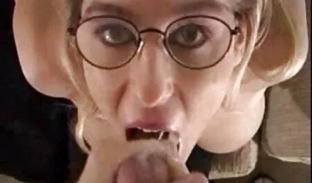 Une chienne portant le pénis d'un gentleman sur le film porno gratuit arab canapé et sauter un fringant