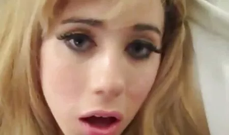 Des stars du porno arab film x matures impliquées dans une baise cool avec deux amants en même temps