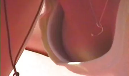 Une jeune fille, blonde, délicieux travail doux avec une bouche comme le film porno arabe un aspirateur