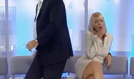 Mec bite obtient une grande pipe d'une jeune salope rousse droit dans la salle film xx arabe de bain