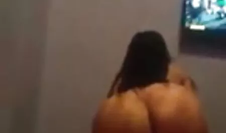 Poussin chaud et son quotidien de film porno grosse femme arabe l'eau du robinet