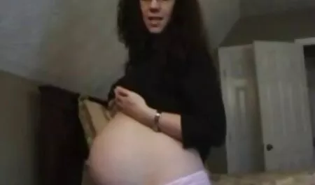 Une jeune fille suce un mec en conduisant une voiture et remplace une chatte pour filme x arab une bite debout