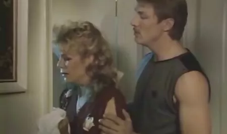 Modèle porno suce la bite et les taquineries en film porno arabe en streaming même temps
