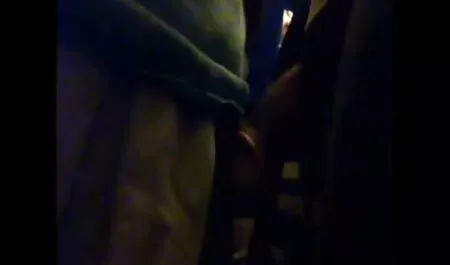 Une jeune fille est excitée dans la douche avec un homme sur le lit film porno x marocain