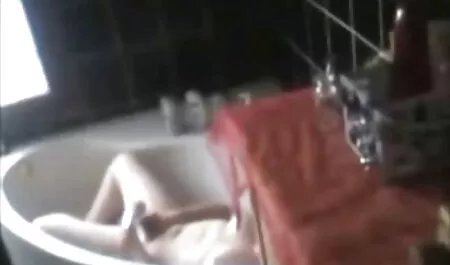 Un modèle porno jeune sucer la bite d'un mec et remplacer sa chatte pour lui film x en arabe