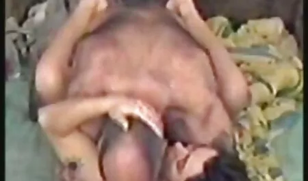 Jeune et film x en arabe plantureuse latine chienne gicle sur un robinet