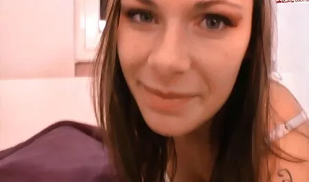 Belle jeune blonde promu comme strip-teaseuse film xx arabe et pipe au casting porno