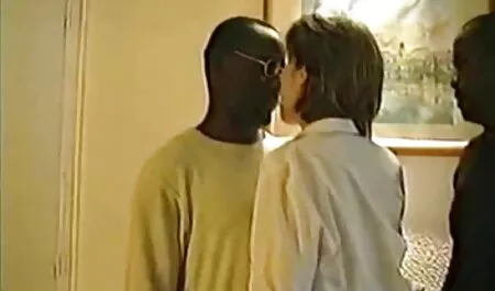 Jeune salope blonde relishly lécher le cul et les couilles tout en baisant dans le les films porno arab salon de beauté taxi