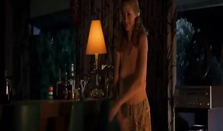 Un homme caressant la chatte, pleine chatte poilue d'une jeune fille Japonaise avec un doigt et est entré avec une film porno arab gratuit bite