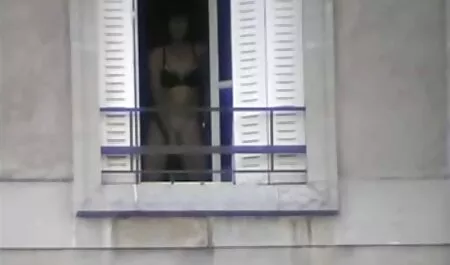 Coquine jeune brune debout en levrette et aflam arabe x prend une bite dans sa chatte et le cul