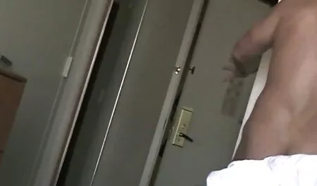 Une jeune fille, les cheveux bruns, caressant sa chatte et commencer à caresser film x arab hijab la bite du mec par la bouche de son