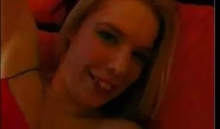 Jeune modèle porno strip un homme nu et sexe avec lui sur le film x en arabe lit