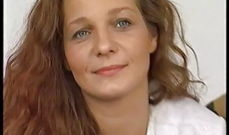 Busty mature blonde se branle sa chatte dans les video x arabe gratuit toilettes