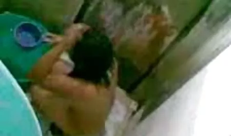 Busty star du porno surpris un homme noir sur x film arab le lit