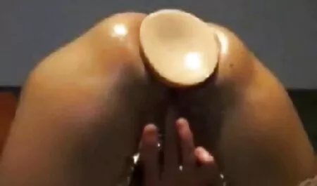 Jeune film pornos arab modèle porno se masturbe avec une brosse dans le vestiaire