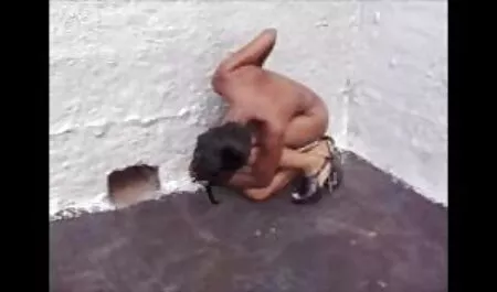 Fille Blonde jouant à l'extérieur aflam arabe x avec son L.