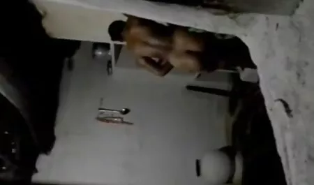 Jeune brunette à film x gratuit arab l'aide d'un gode pour baiser sa chatte et le cul