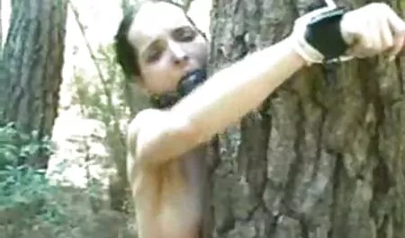 Jeune blonde montre film arabe porno gratuit seins à un homme et le sexe avec lui sur le lit