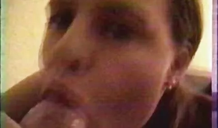 Une star du porno mature bondit sur la bite d'un mec et casting x arabe commence à l'attraper de manière frénétique dans le trou