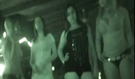 Une femme qui femme arabe film x mature chevauchant le pénis de son mari avec le cul et a commencé à tâtons dessus