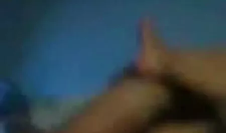 Tatouage salope donne une pipe à travers un trou dans film streaming arab x le mur