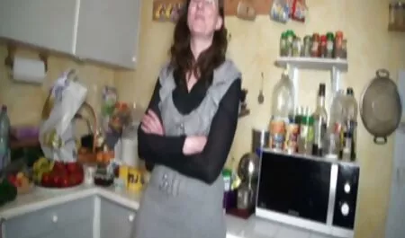 Jeune brune se réveiller un homme film porno arabe x à cause d'une baise cool et fou avec lui le matin